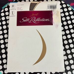 New Hanes Silk Reflections Pantyhose Silky Sheer Town Taupe, Size AB